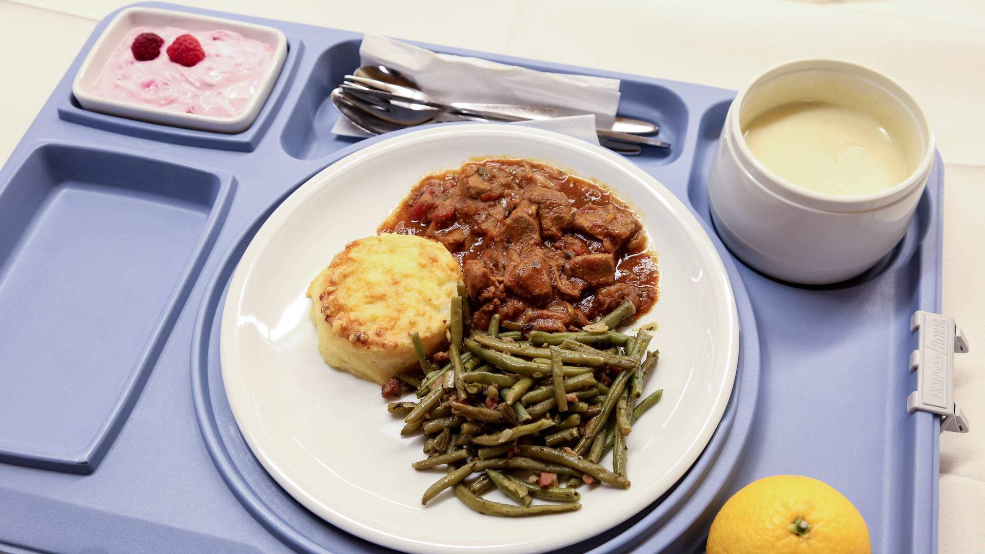 Symbolbild: Tablett mit Patientenessen im Krankenhaus