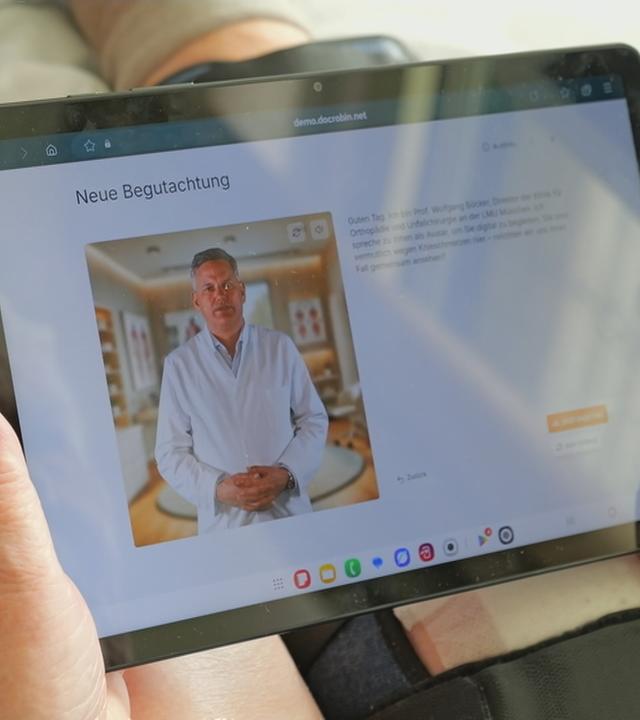 Patient schaut auf Tablet