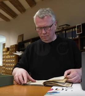 Patrick Bormann liest alte Dokumente