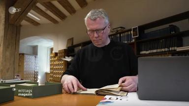Patrick Bormann liest alte Dokumente