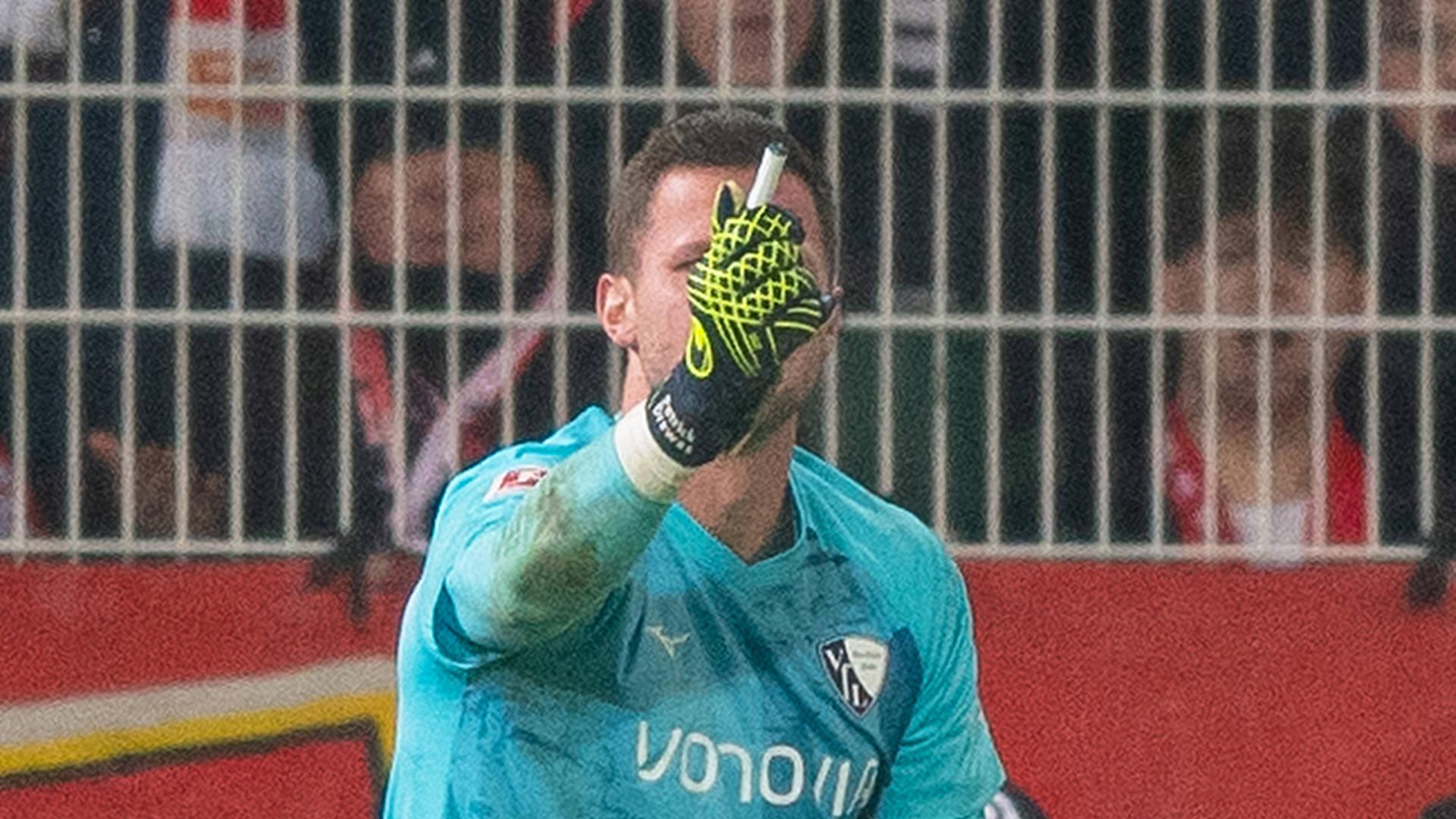 Patrick Drewes zeigt ein Feuerzeug, das nach ihm geworfen wurde