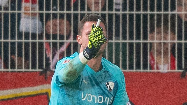 Patrick Drewes zeigt ein Feuerzeug, das nach ihm geworfen wurde