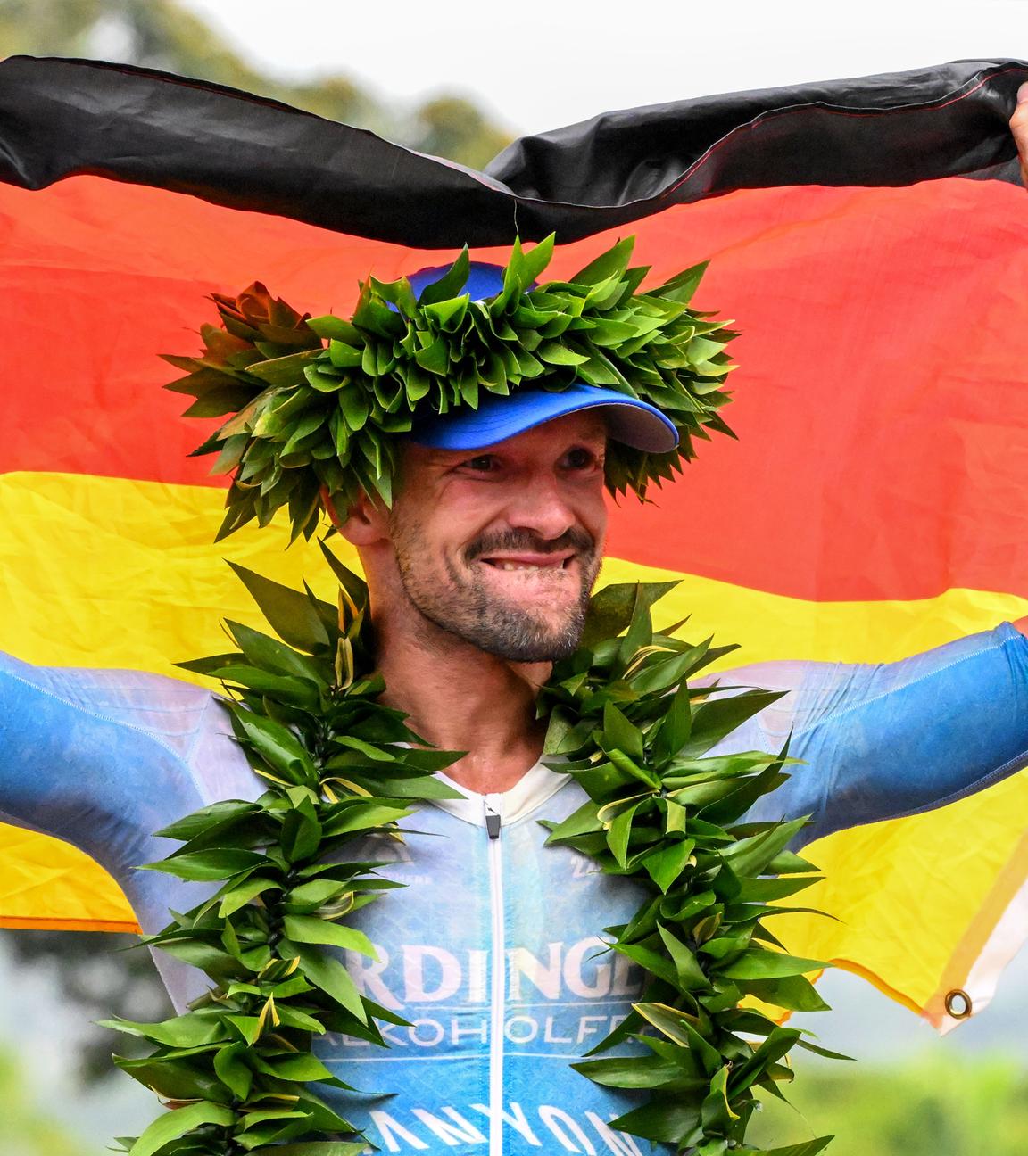 Patrick Lange gewinnt den Ironman auf Hawaii und jubelt. 