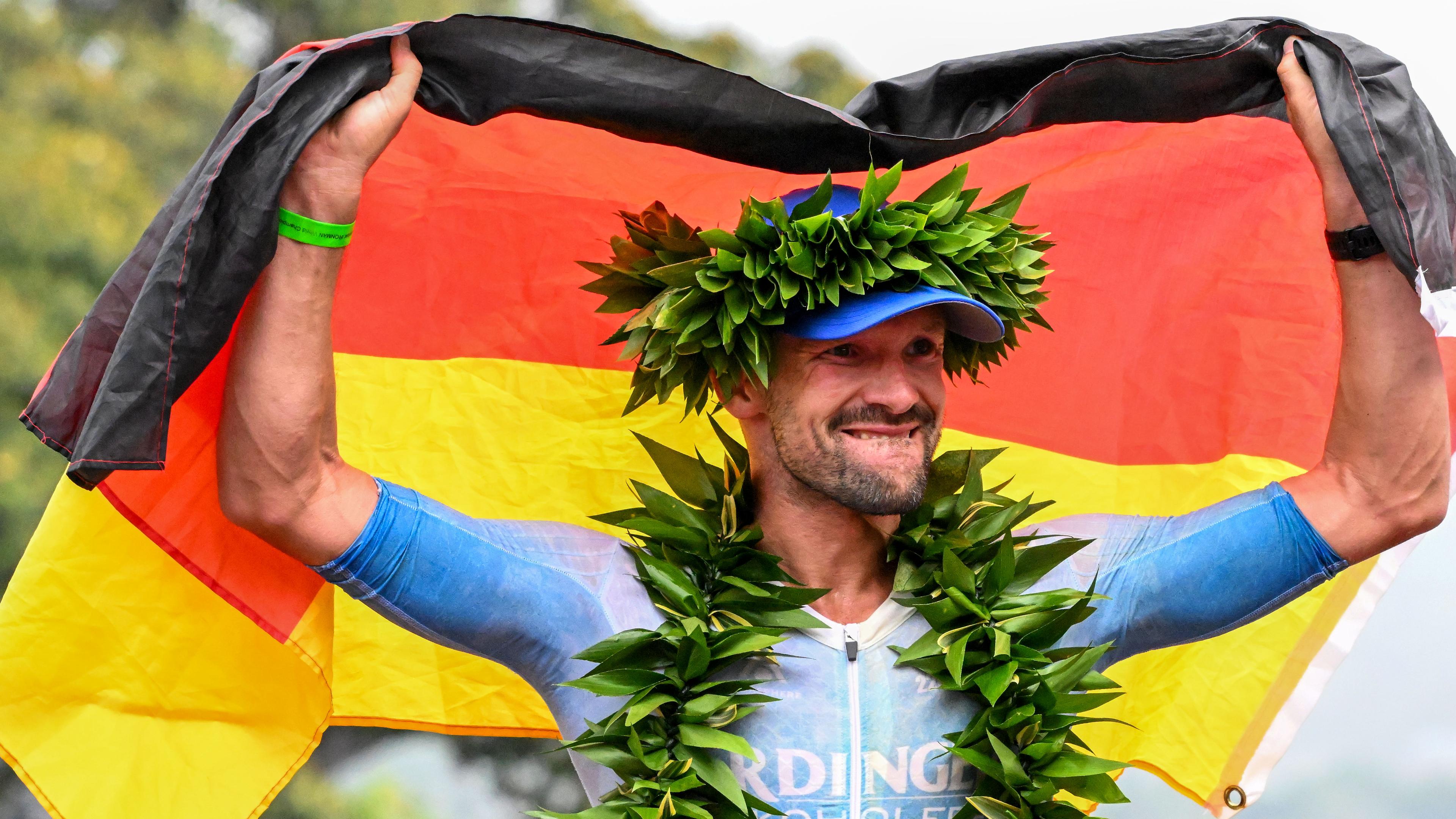 Patrick Lange gewinnt den Ironman auf Hawaii und jubelt. 