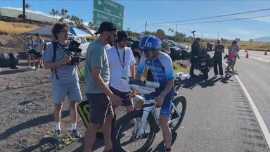 Der deutsche Triathlet Patrick Lange berät sich bei der Ironman-Weltmeisterschaft 2026 neben der Strecke mit seinem Trainer Benjamin Reszel