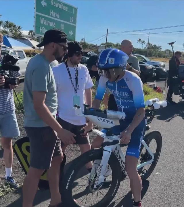 Der deutsche Triathlet Patrick Lange berät sich bei der Ironman-Weltmeisterschaft 2026 neben der Strecke mit seinem Trainer Benjamin Reszel
