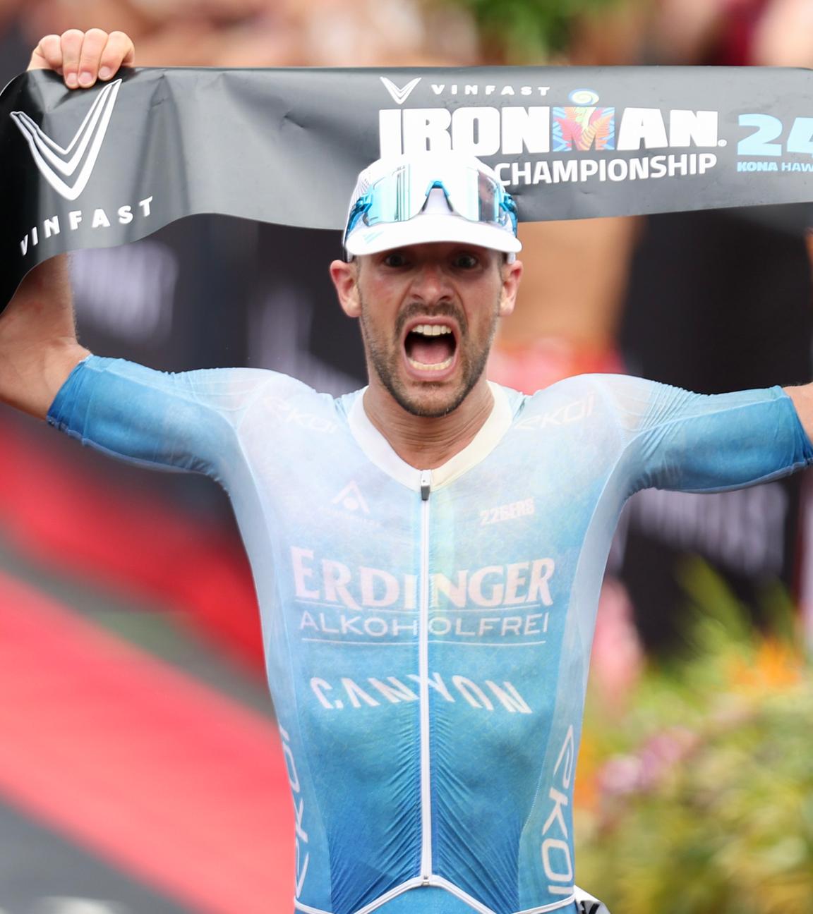 Triathlet Patrick Lange läuft beim Ironman 2024 auf Hawaii als erster über die Ziellinie und krönt sich zum Weltmeister.