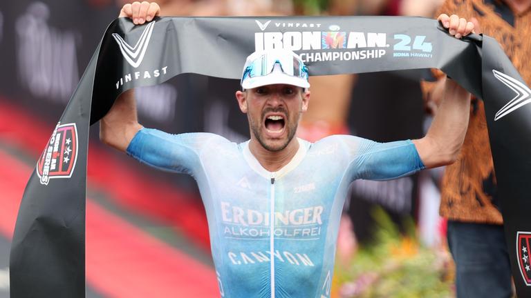 Triathlet Patrick Lange läuft beim Ironman 2024 auf Hawaii als erster über die Ziellinie und krönt sich zum Weltmeister.