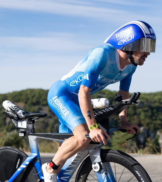Der deutsche Triathlet Patrick Lange während seiner Fahrt bei der Ironman Weltmeisterschaft 2025 in Nizza