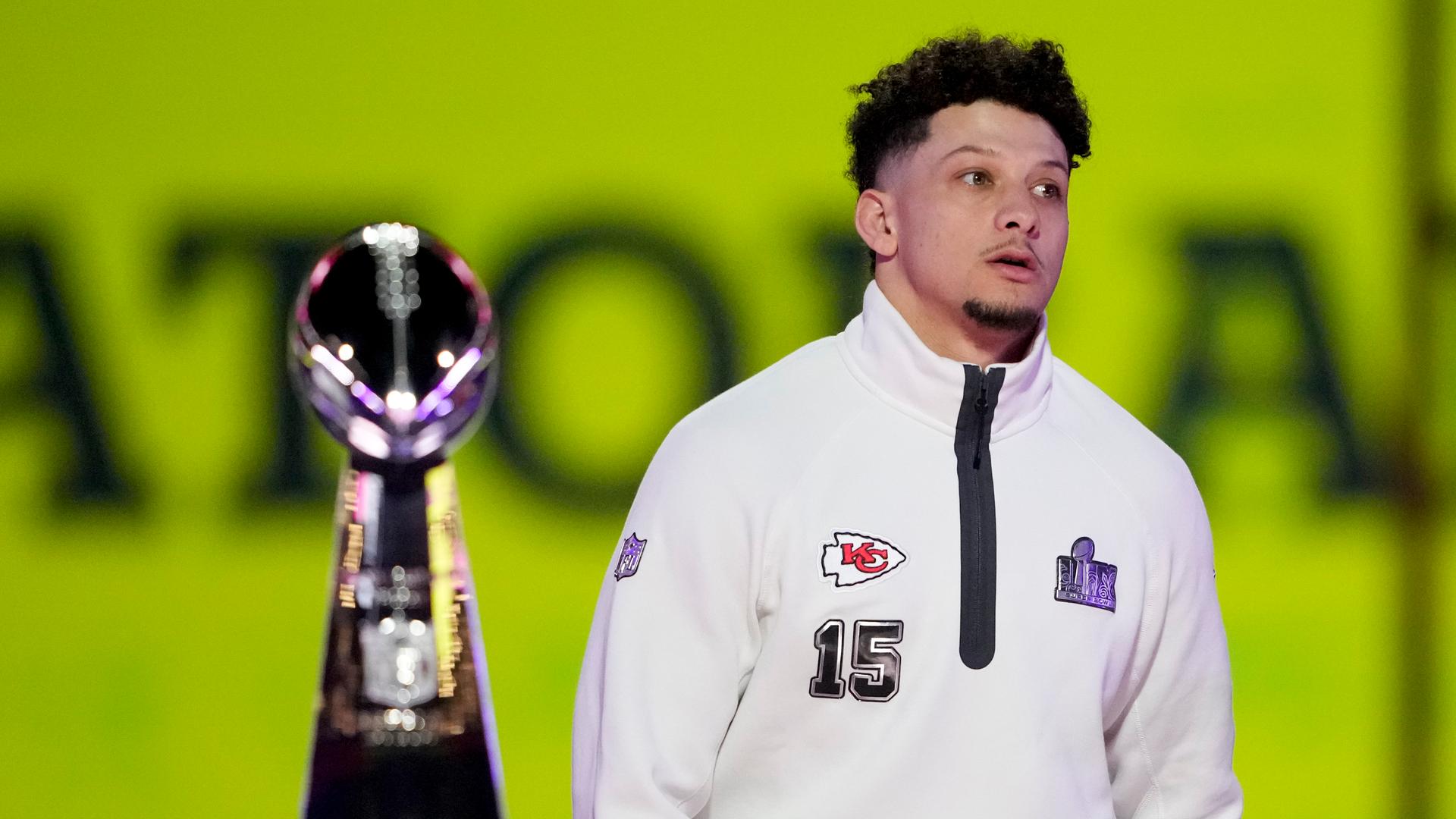 Kansas-City-Chiefs Quarterback Patrick Mahomes steht vor der Super-Bowl-Trophäe