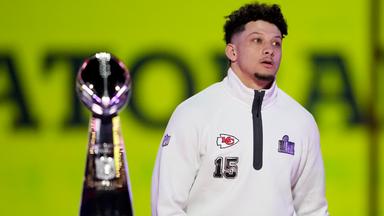 Kansas-City-Chiefs Quarterback Patrick Mahomes steht vor der Super-Bowl-Trophäe