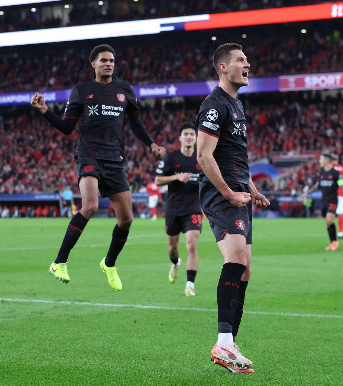 Bayer Leverkusens Stürmer Patrik Schick feiert sein Kopfballtor zum 1:0.