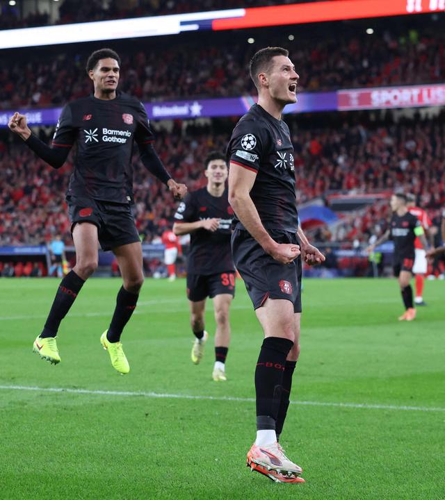 Bayer Leverkusens Stürmer Patrik Schick feiert sein Kopfballtor zum 1:0.