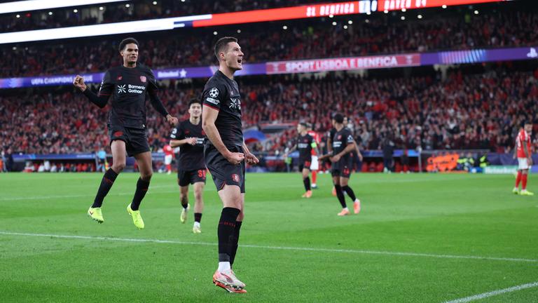 Bayer Leverkusens Stürmer Patrik Schick feiert sein Kopfballtor zum 1:0.