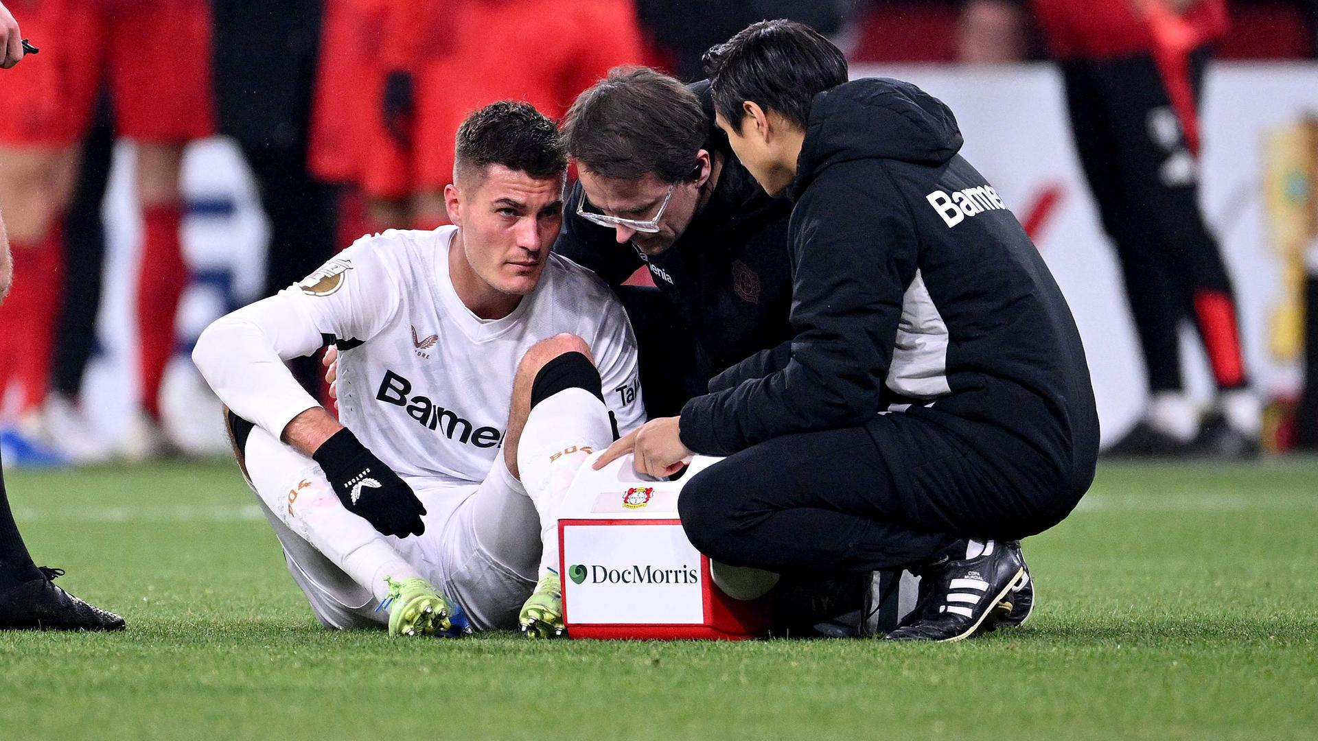 Patrick Schick wird auf dem Spielfeld von Ärzten behandelt