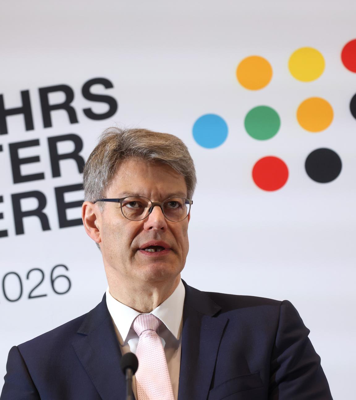 Patrick Schnieder, Bundesverkehrsminister, steht bei der Abschlusspressekonferenz der Verkehrsministerkonferenz.