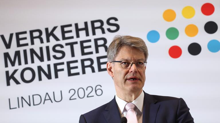 Patrick Schnieder, Bundesverkehrsminister, steht bei der Abschlusspressekonferenz der Verkehrsministerkonferenz.