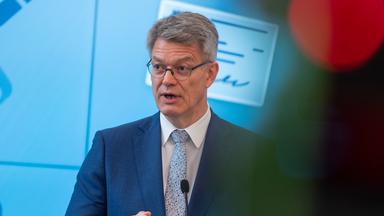 Patrick Schnieder (CDU), Bundesminister für Verkehr, spricht bei einer Pressekonferenz zur Führerschein-Reform.