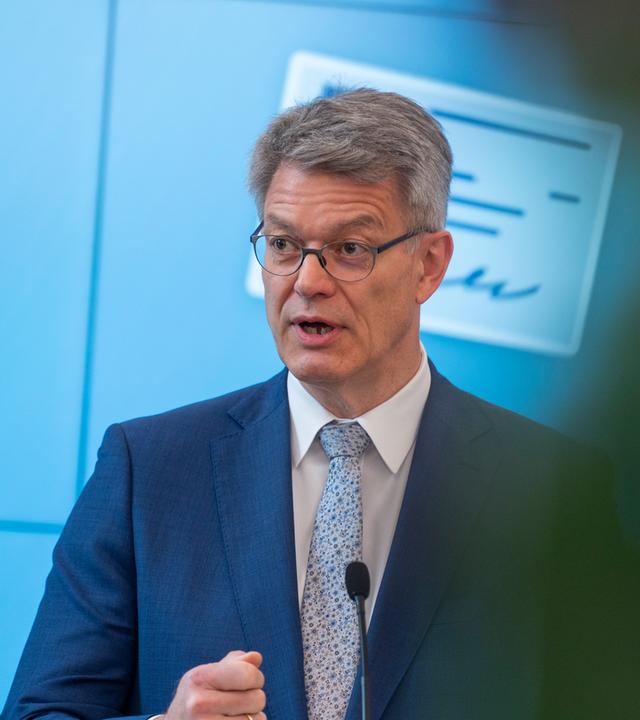 Patrick Schnieder (CDU), Bundesminister für Verkehr, spricht bei einer Pressekonferenz zur Führerschein-Reform.