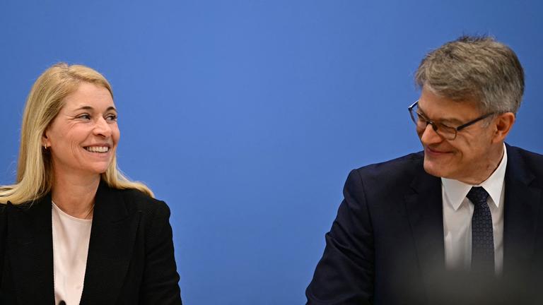 Bundesverkehrsminister Patrick Schnieder (CDU) und die neue Bahnchefin Evelyn Palla stellen zusammen die neue Bahnstrategie am 22.09.2025  vor. 