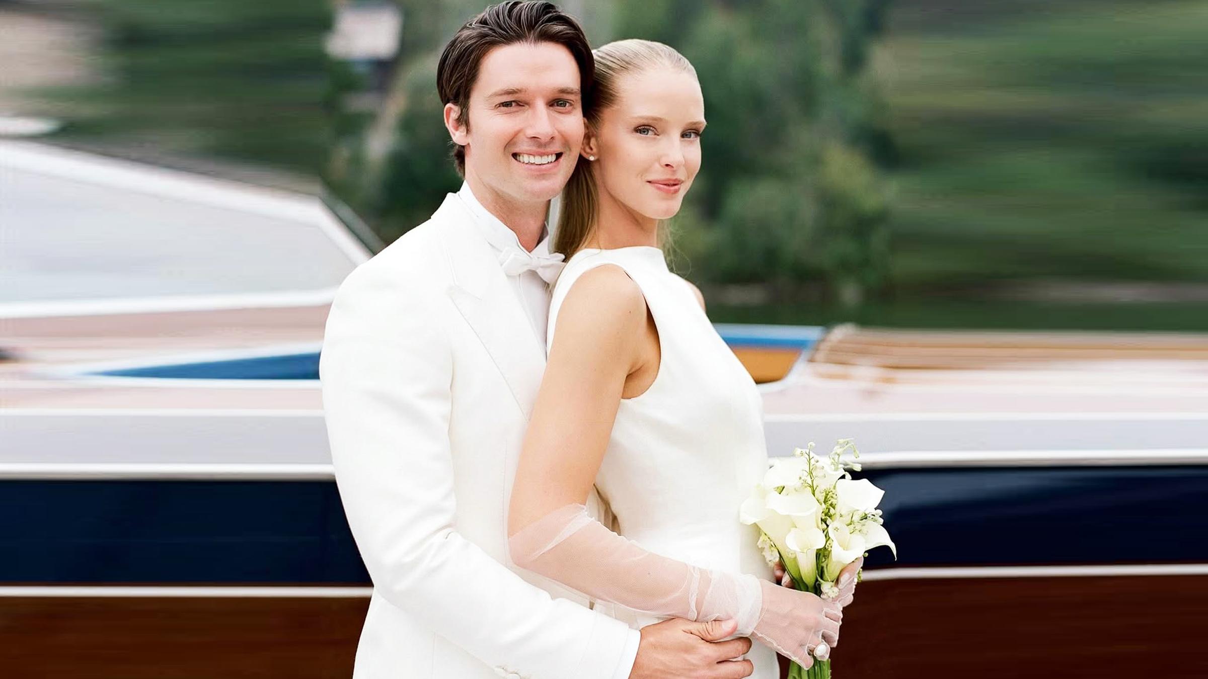 Patrick Schwarzenegger und seine Partnerin Abby in weißen Hochzeitsklamotten