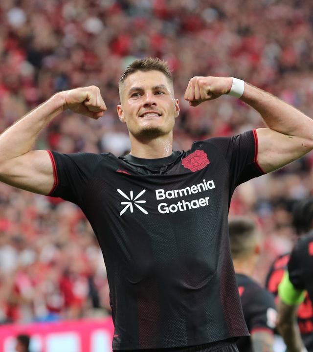 Nach seinem Führungstreffer gegen RB Leipzig setzt sich der Leverkusener Torjäger Patrik Schick in Szene und lässt die Muskeln spielen