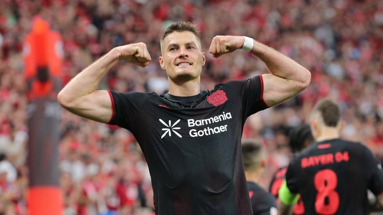 Nach seinem Führungstreffer gegen RB Leipzig setzt sich der Leverkusener Torjäger Patrik Schick in Szene und lässt die Muskeln spielen