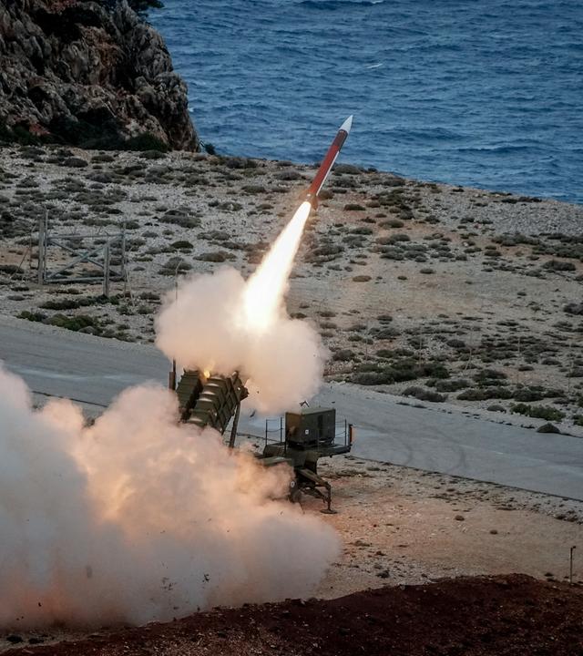 Eine Patriot-Flugabwehrrakete der schwedischen Luftwaffe startet aus einem Launcher bei der Militärübung "Spartan Arrow 2026" beim scharfen Schießen der mit der deutschen Luftverteidigung auf Kreta auf einem Nato-Raketenschießplatz zur erfolgreichen Bekämpfung einer Übungsdrohne.