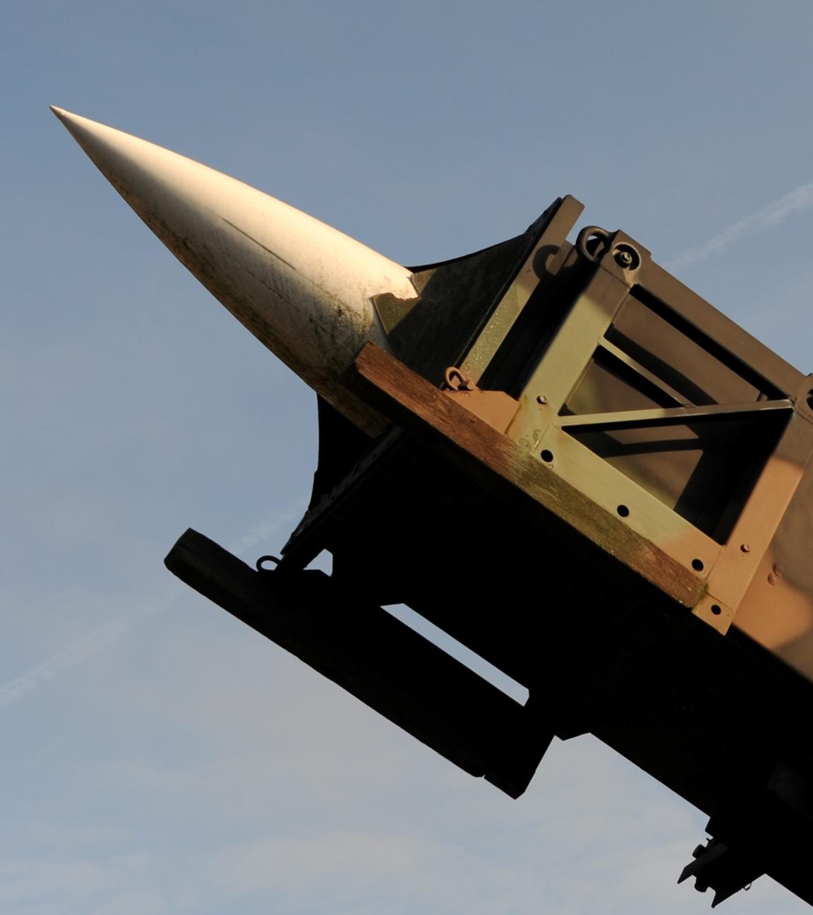 Eine Abschussvorrichtung für eine 'Patriot'-Rakete ist am 19.11.2012 auf dem Gelände der Kaserne des Flugabwehrraketengeschwaders 1 in Husum (Schleswig-Holstein) zu sehen.