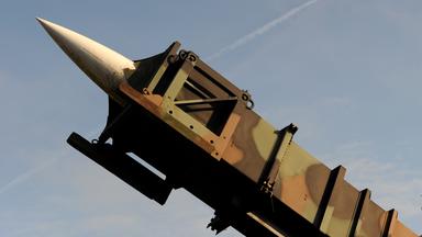 Eine Abschussvorrichtung für eine 'Patriot'-Rakete ist am 19.11.2012 auf dem Gelände der Kaserne des Flugabwehrraketengeschwaders 1 in Husum (Schleswig-Holstein) zu sehen.