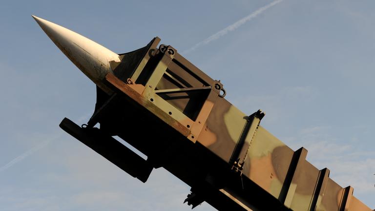 Eine Abschussvorrichtung für eine 'Patriot'-Rakete ist am 19.11.2012 auf dem Gelände der Kaserne des Flugabwehrraketengeschwaders 1 in Husum (Schleswig-Holstein) zu sehen.