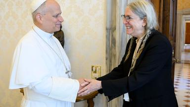 Patti Smith besucht Papst Leo im Vatikan. händeschütteln zur Begrüßung.
