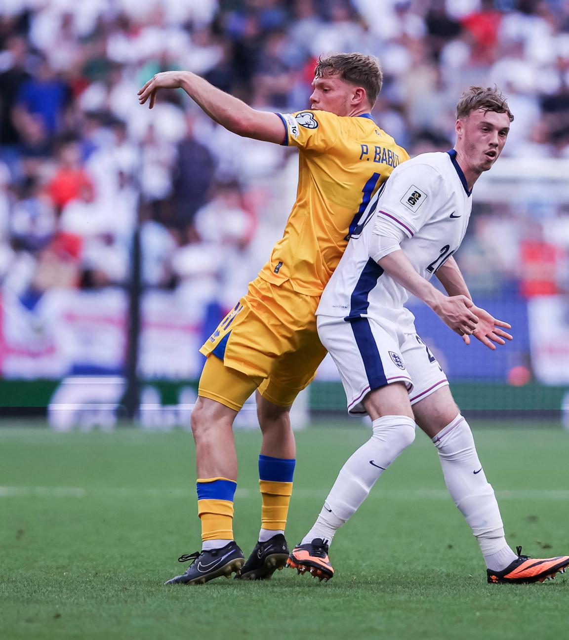 Andorras Pau Babot (l.) im Duell mit Englands Col Palmer
