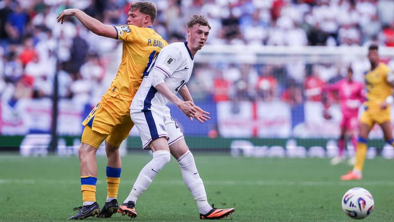 Andorras Pau Babot (l.) im Duell mit Englands Col Palmer