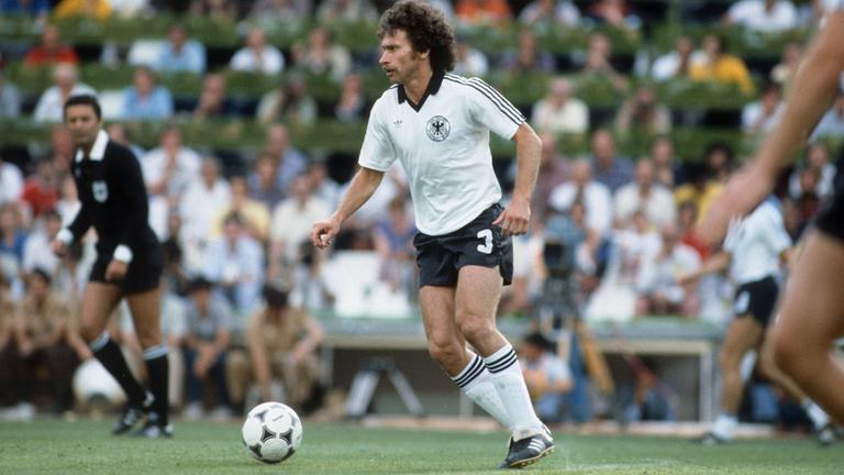 Paul Breitner führt den Ball vor sich her.