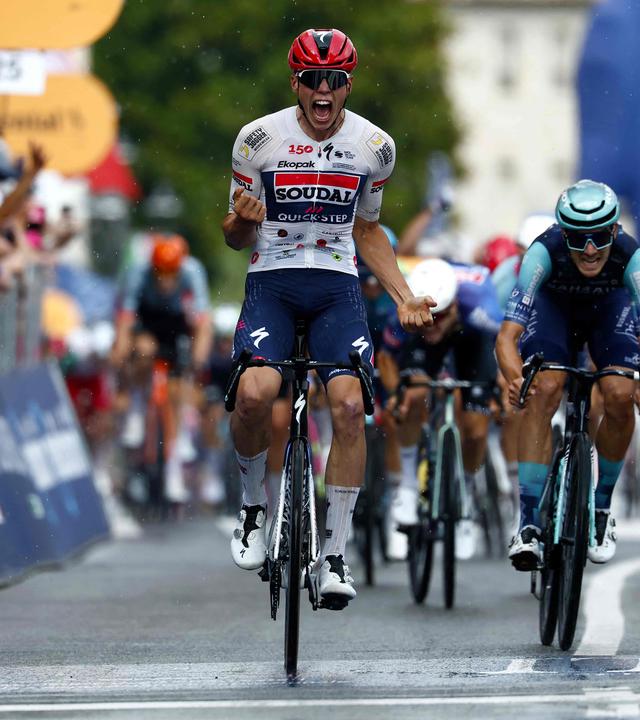 Radsportler Paul Magnier jubelt 