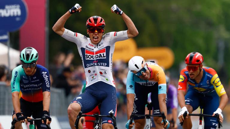 Paul Magnier gewinnt im Zielsprint der ersten Etappe des Giro d'Italia 2026