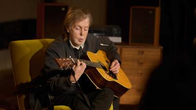 Paul McCartney kündigt am 06.05.2026, bei einem besonderen Fan-Event in den Abbey Road Studios in London, Großbritannien, sein allererstes Duett mit Ringo Starr an. 
