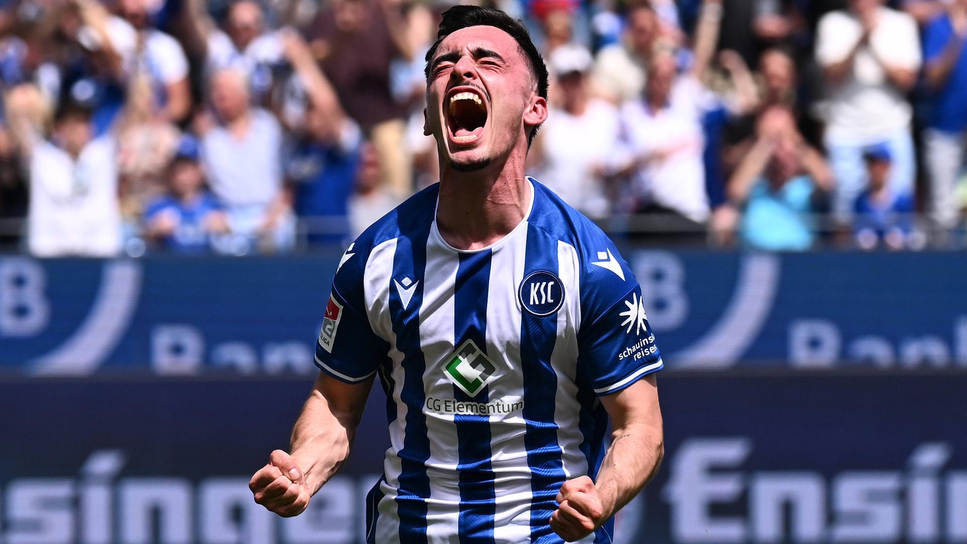 Paul Nebel jubelt im KSC-Trikot