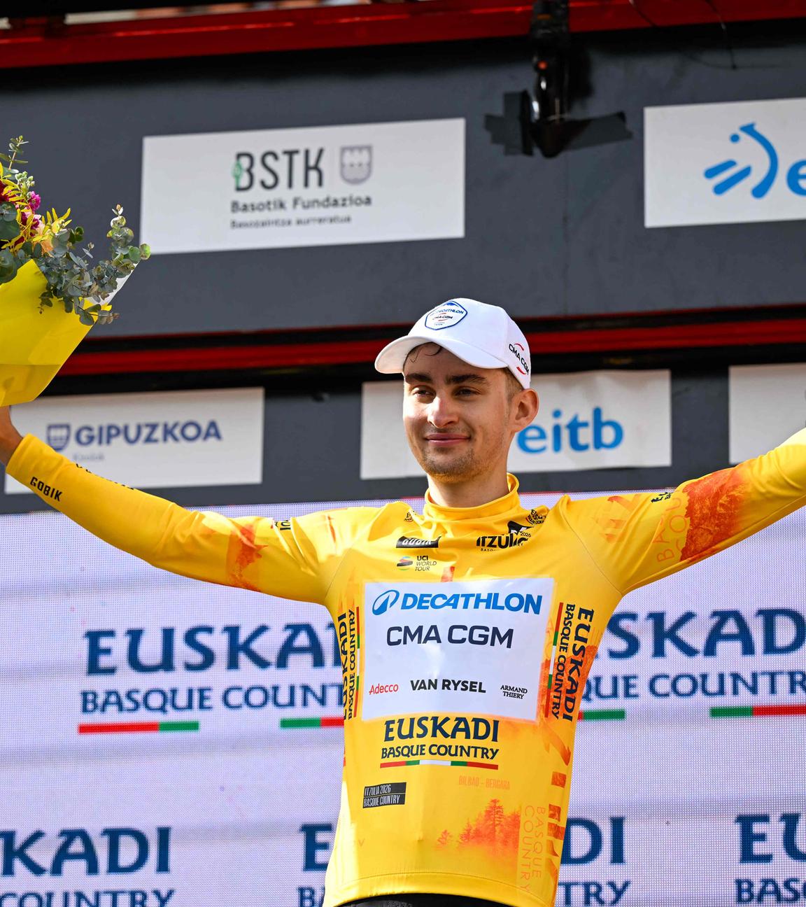 Der französische Fahrer Paul Seixas vom Team Decathlon CMA CGM feiert am 10. April 2026 in Eibar auf dem Podium.