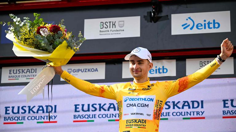 Der französische Fahrer Paul Seixas vom Team Decathlon CMA CGM feiert am 10. April 2026 in Eibar auf dem Podium.