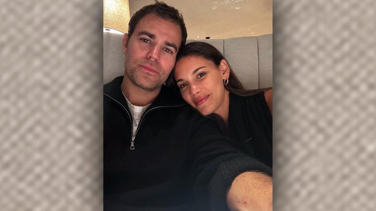 Schauspieler Paul Wesley und das deutsche Model Natalie Kuckenburg auf einem gemeinsamen Selfie.