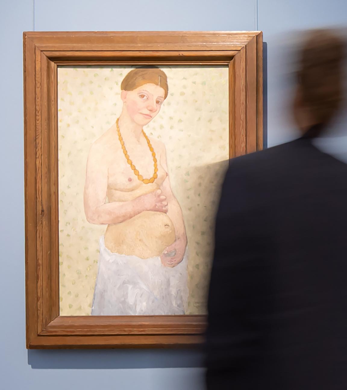 Besucher*innen vor dem Selbstbildnis am 6. Hochzeitstag (1906) von Paula Modersohn-Becker im Paula Modersohn-Becker Museum, Bremen