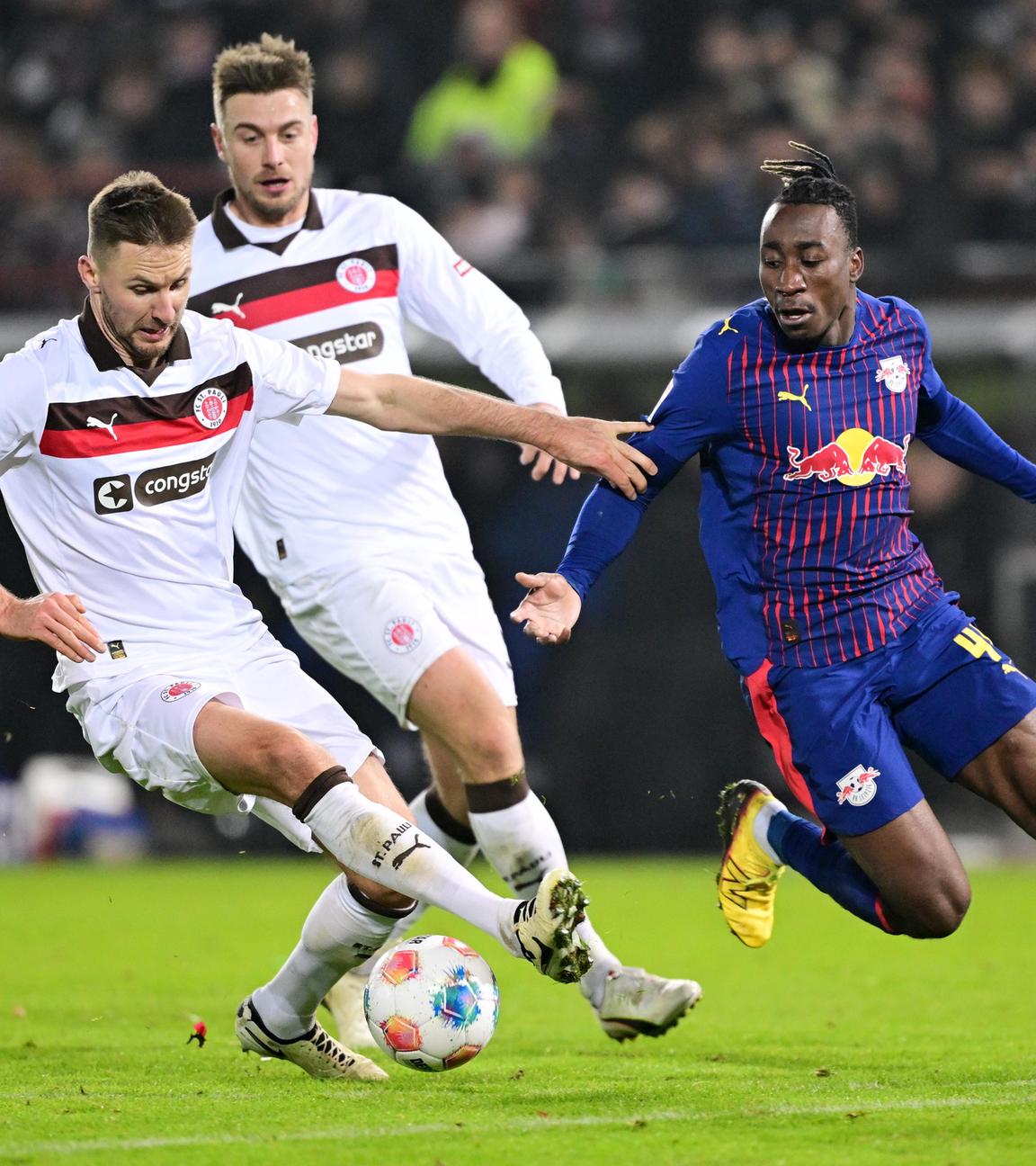 v.l. Karol Mets, Hauke Wahl, Yan Diomande (Leipzig)