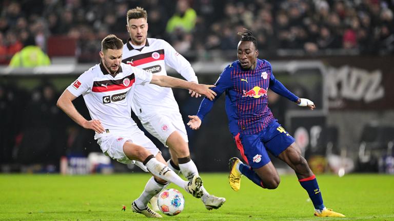 v.l. Karol Mets, Hauke Wahl, Yan Diomande (Leipzig)