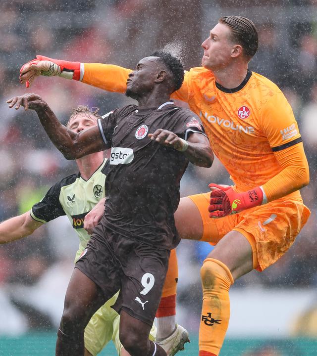 Kaiserslauterns Torwart Julian Krahl pariert den Ball vor St. Paulis Abdoulie Ceesay