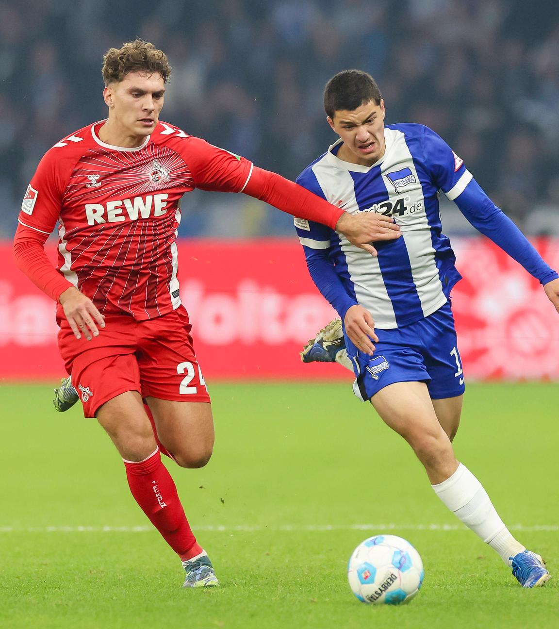 Pauli und Maza kämpfen im Laufduell um den Ball
