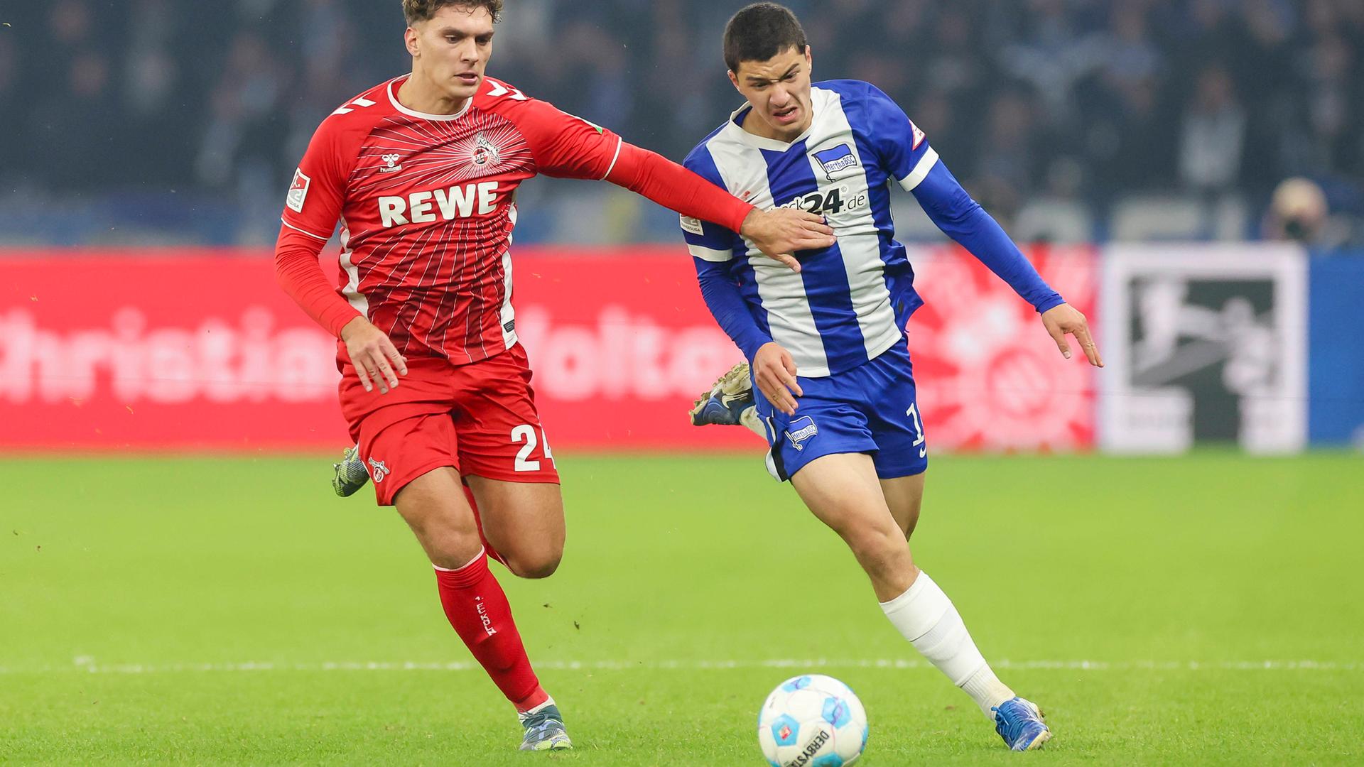 Pauli und Maza kämpfen im Laufduell um den Ball