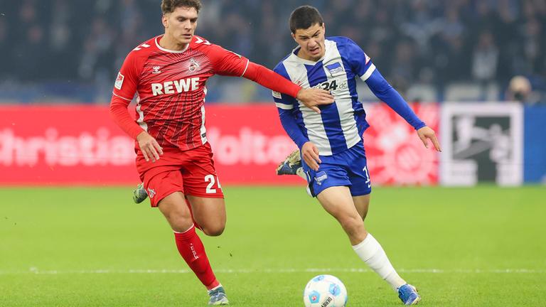 Pauli und Maza kämpfen im Laufduell um den Ball