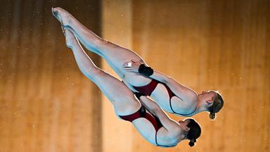 Pauline Pfeif und Elena Wassen beim Sprung vom 10m-Turm.